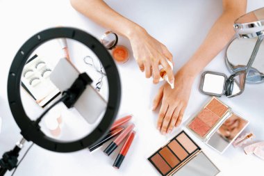 Güzellik blogcusunun ya da nüfuzlu kişinin üst görünümü çevrimiçi canlı yayın platformunda sosyal medya pazarlamasını ya da öğretim elemanlarını görüntüler.