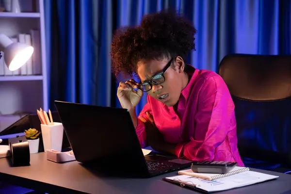 アフリカの女性ビジネスマンやブロガーは 深刻な顔でピンクのシャツを着て 苦闘プロジェクトでスクリーンラップトップに焦点を当てています 自宅での仕事におけるストレス表現の概念 トーストメーカー — ストック写真