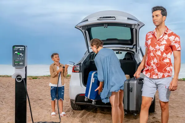 Viagem Férias Família Viajando Pela Praia Com Carro Elétrico Linda — Fotografia de Stock