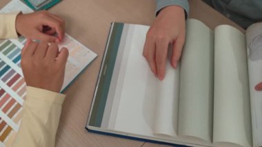 Yavaş çekim kapanış mimarı ve iç mimar. İç mekan tasarımı için tekstil malzemesi ve renk paletinden sunum yapıyor. Müşteri denetimi ve denetimine dayalı. Değiştirilmiş