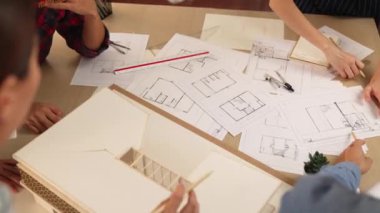 Müşteri denetimi ve iç mimar tarafından denetlenen iç mimar tasarım tasarısı ev düzenini müşteri talebine göre çiziyor. Mimari müşteri hizmetleri. Filizlenen