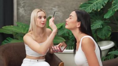 Yeşil bitki üzerine doğal güzellik ve kozmetik dersi yapan iki güzel içerik yaratıcısı bahçe videosunu terk ediyor. Güzellik blogcusu sosyal medyum izleyicilere güzellik hizmetinin nasıl uygulanacağını gösteriyor. Blithe