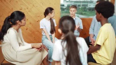 Grup terapisi sırasında çekici bir çocuk tecrübesini paylaşıyor. Etrafı çok kültürlü arkadaşlarla çevriliyken lise öğrencisi iyileşme sürecinden bahsediyor. Öğretim