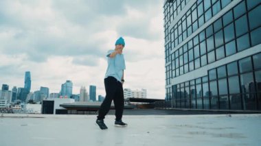 Gökdelende break dans yapan Kafkasyalı şık bir dansçı. Modern şehir şehrinde dans gösterisi koreograflığı yapan mutlu bir gencin portresi. Açık hava sporu 2024... hiphop.