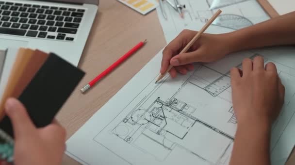 Slow Motion Projektant Wnętrz Pomocą Sprzętu Architektonicznego Narysować Plan Podczas — Wideo stockowe