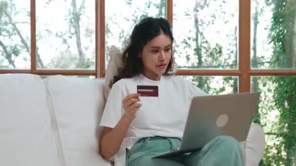 Kobieta Kupuje Lub Płaci Online Rynku Internetowym Przeglądając Sprzedaż Przedmioty — Wideo stockowe