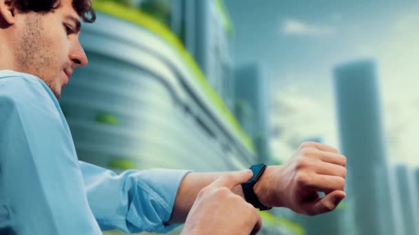 Biznesmen Sprawdzić Stan Akumulatora Samochodowego Smartwatch Hologram Ładowania Stacji Ładowania — Wideo stockowe