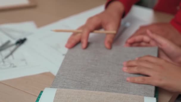 Slow Motion Hand Närbild Arkitekt Och Inredningsarkitekt Presenterar Textilmaterial Och — Stockvideo