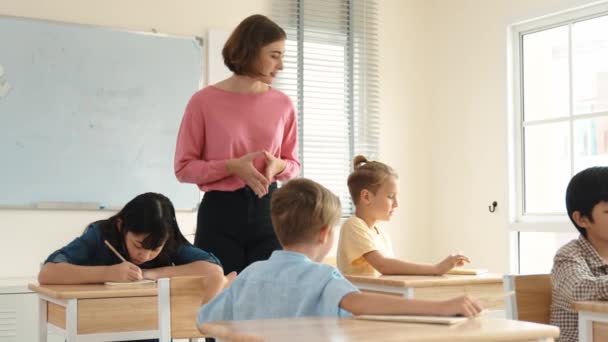 Energetische Kluge Lehrer Erklären Dem Kaukasischen Jungen Klassenzimmer Die Klassenarbeit — Stockvideo
