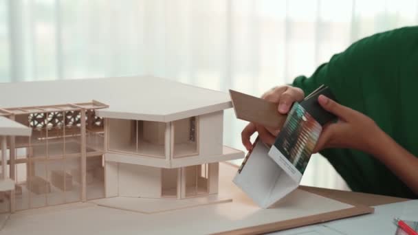 Diseñador Casas Cámara Lenta Que Utiliza Equipos Arquitectónicos Dibuja Plano — Vídeo de stock