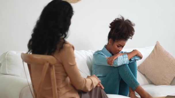 伤心的Ptsd女性患者在精神健康的关键治疗与心理医生 抑郁症或生活失败后的悲伤 沮丧的心理创伤年轻女性在临床上与心理医生谈论情感 — 图库视频影像