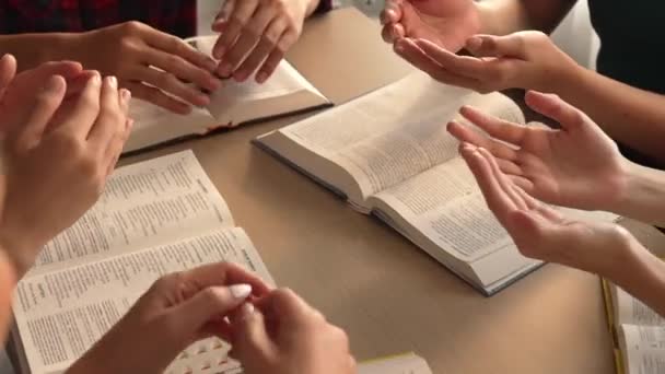Hristiyan Katolik Takipçilerle Dinsel Bağlılık Maneviyat Duygusu Doludur Ağır Çekimde — Stok video