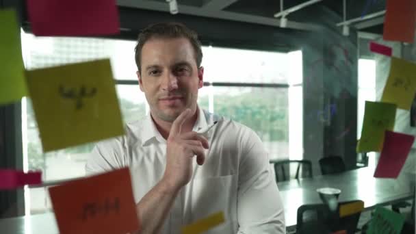 Kluger Geschäftsmann Denkt Über Start Projekt Vor Glasscheibe Nach Lächelnde — Stockvideo