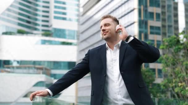 Homem Negócios Profissional Usando Fone Ouvido Enquanto Ouve Música Telhado — Vídeo de Stock