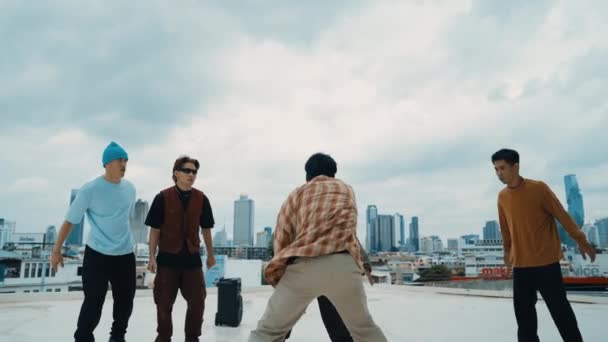 Professionelles Breakdance Team Übt Boy Dance Während Multikulturelle Freunde Auf — Stockvideo