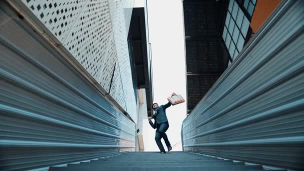 Низкий Угол Обзора Молодого Улыбающегося Бизнесмена Танцует Между Зданиями Центральной — стоковое видео