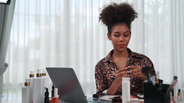 Mujer Influencer Disparar Transmisión Vivo Vlog Revisión Vídeo Maquillaje Crucial — Vídeos de Stock