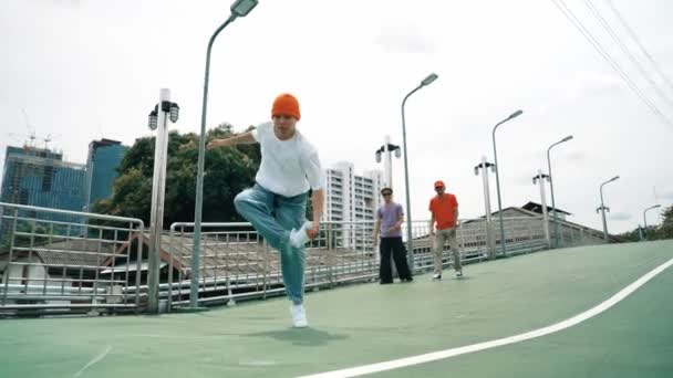 Briçte Dondurucu Poz Verirken Profesyonel Hippi Yürüyüşü Break Dansçı Hip — Stok video