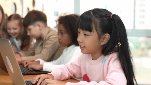 スマートなアジアの少女は ラップトップで作業し カメラでOkか大丈夫にするために頭を回します Stemテクノロジークラスでコンピュータを使用して 多様な子供コーディングまたはプログラミングエンジニアリングコードまたはプロンプト エラー — ストック動画