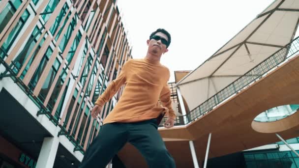 Латиноамериканская Танцовщица Смотрит Камеру Танцуя Стиле Хип Хоп Молодой Привлекательный — стоковое видео