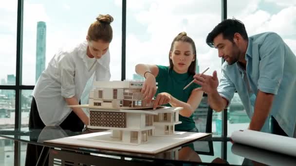 Arkitekt Ingenjör Team Arbetar Tillsammans För Att Analysera Hus Modell — Stockvideo