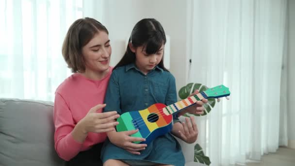 Щаслива Дівчина Грає Укулеле Час Кавказька Мама Викладає Пояснює Про — стокове відео