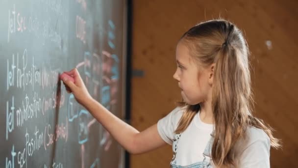 女孩在黑板上写工程技术提示的全景照片 在Stem技术创新课上 利用编码和编程系统对项目进行有吸引力的规划 穿上衣服Erudition — 图库视频影像