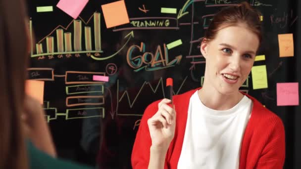 Profesyonel Kadını Yapışkan Notlar Grafikler Kullanarak Kendine Güvenen Bir Kadını — Stok video