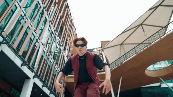 Lage Hoek Van Aziatische Aantrekkelijke Hipster Pose Camera Surround Door — Stockvideo