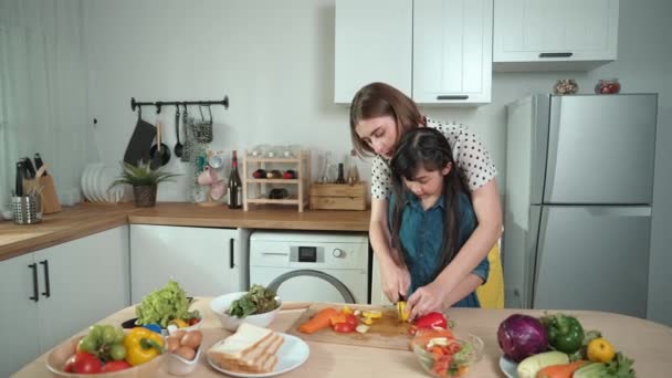 Mãe Caucasiana Inteligente Menina Asiática Cozinhar Juntos Cortar Vegetais Preparar — Vídeo de Stock