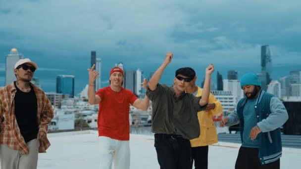 Skupina Hipsterů Zvedá Ruce Vzduchu Střeše Výhledem Město Zatímco Dívá — Stock video