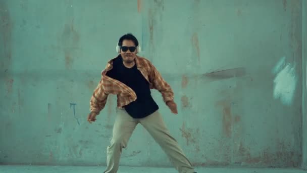 Attraktiv Latinamerikansk Dansare Avslappnad Look Träna Street Dance Medan Lyssna — Stockvideo