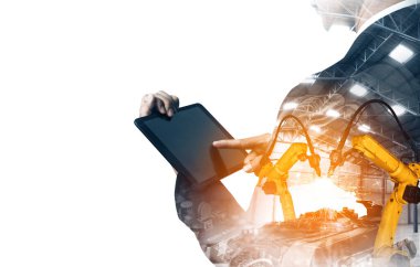 XAI Mekanize Endüstri Robot Kolu ve Fabrika İşçisi Çifte Maruziyet. Sanayi devrimi ve otomatikleştirilmiş üretim süreci için robot teknolojisi kavramı.