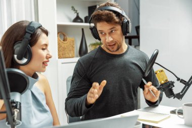 Birlikte tartışan sunucu kanal yayıncıları, dinleyicilerle canlı yayında sorun için tavsiyelerde bulunuyorlar. Rahat modern işyerindeki radyo sohbet programında canlı yayının etrafını sardılar. Varsayım.