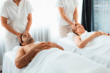 Kafkasyalı çift stres önleyici kafa masajının keyfini çıkarıyor ve lüks otellerde ya da otel spa salonlarında gündüz kaplıcalarında yüz güzelliği eğlencelerini şımartıyor. Sessiz.