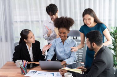 Çok ırklı analist ekibi toplantı masasındaki mali raporu analiz etmek için BI gösterge tablosunu kullanıyor. Çeşitli iş adamlarından oluşan bir grup, FIntech 'in veri analizini başarılı iş pazarlaması için kullanır. Uyum