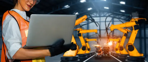 Xaiはデジタル産業および工場ロボット技術のためのロボットアームシステムを進めました インターネットネットワークに接続したIotソフトウェアを活用した産業エンジニアリングによるオートメーション製造ロボット — ストック写真