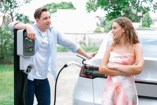 Szczęśliwa Urocza Para Ekologicznym Świadomym Doładowaniem Pojazdu Elektrycznego Stacji Ładowania — Zdjęcie stockowe