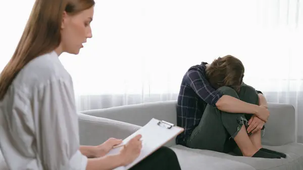 Triste Paciente Con Trastorno Estrés Postraumático Terapia Para Salud Mental — Foto de Stock