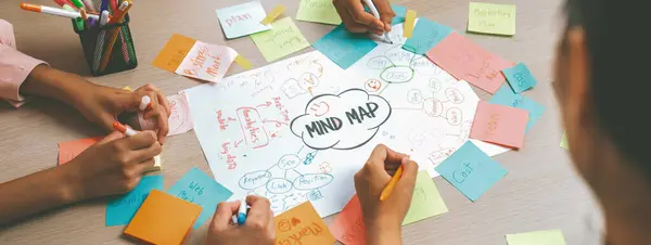 Grupo Startups Profesionales Comparte Idea Marketing Creativo Utilizando Mapa Mental —  Fotos de Stock
