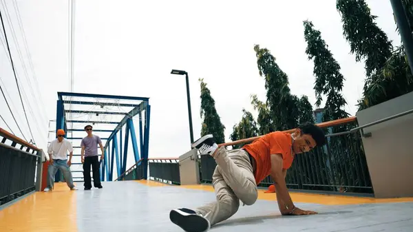 熟练的快乐嬉皮士在桥上用低角度相机表演脚步声 霹雳舞蹈演员在拍照时练习男孩表演或自由式舞蹈 现代生活方式 2024年户外运动 神气活现 — 图库照片