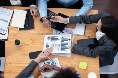 Üst düzey çok ırklı analiz ekibi, stratejik karar için finansal verileri analiz etmek amacıyla dizüstü bilgisayarda BI gösterge ekranını kullanıyor. Fintech pazarlama göstergelerini analiz ediyor. Uyum