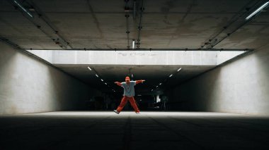 Yakışıklı hippilerin uzun vadede hareketli ve enerjik bir hareket sergilemesi. Serbest stil dansçı break dans ya da apartmanda sokak dansı. Yakışıklı koreograf gösterisi hareketi. Açık hava sporu 2024. Yumuşak bir şekilde..