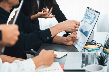 Veri analistleri ofis çalışanlarından oluşan bir ekip, mali, trend ve pazarlama verilerini analiz etmek için iş istihbaratı BI gösterge paneli üzerinde işbirliği yapmaktadır. BI yazılım kullanım sürücüsü iş başarısı. Tedbirli