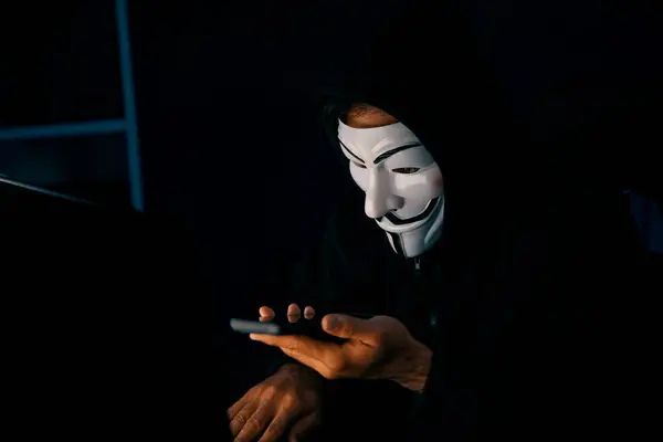 Bílá Usmívající Kriminální Anonymní Maska Volající Oběti Přesvědčit Hacknout Osobní — Stock fotografie