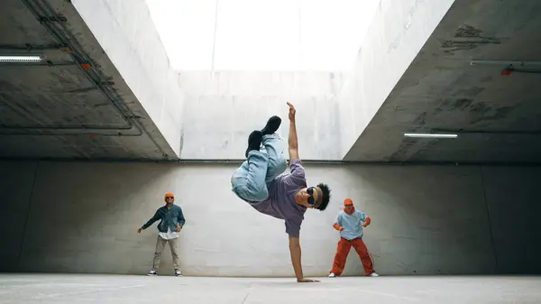 Bir Grup Havalı Hipster Birlikte Dans Ediyorlar Break Dansçılar Sokak — Stok fotoğraf
