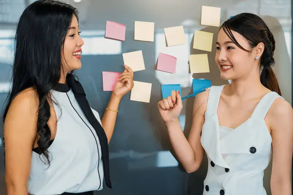 Dwie Młode Piękne Azjatyckie Biznesmenki Rozmawiają Dyskutują Kreatywnym Stanowisku Oknie — Zdjęcie stockowe