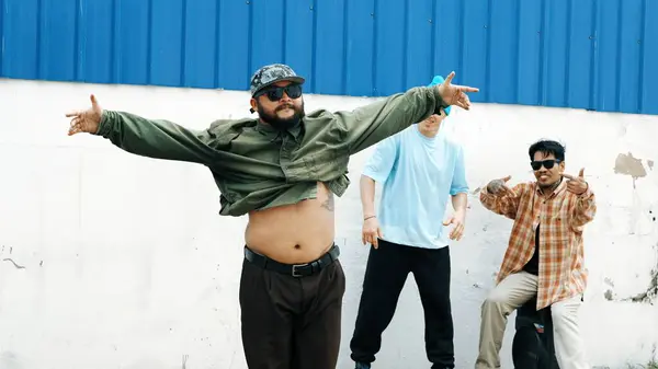Attraktiv Hipster Dans Street Dance Väggen Medan Vän Muntra Upp — Stockfoto