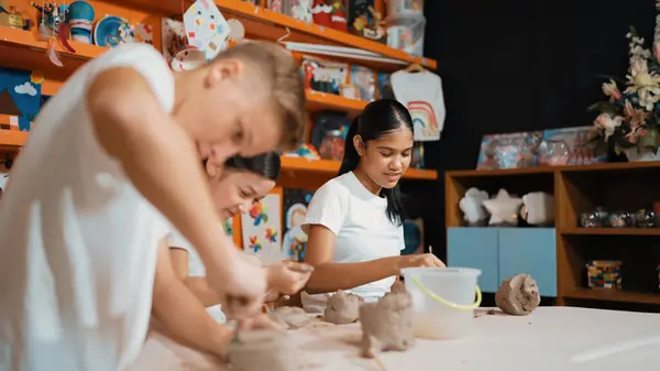 Wykwalifikowane Wielokulturowe Dzieci Rzeźbiące Glinę Warsztacie Garncarskim Inteligentne Zróżnicowane Liceum — Zdjęcie stockowe