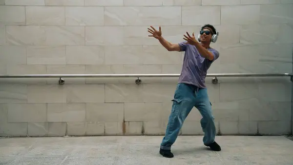 Motion Shot Hipster Escuchar Música Mientras Mueve Bailar Música Sala —  Fotos de Stock
